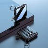 Компактно устройство за зареждане в черен цвят, свързано с телефон и интегрирани кабели.