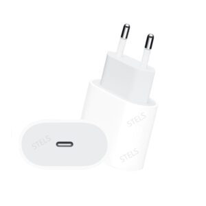 STELS Зарядно устройство за Айфон в бял цвят с адаптер и USB-C порт за бързо зареждане.