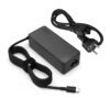 Черно универсално зарядно за лаптоп с USB-C конектор и захранващ кабел