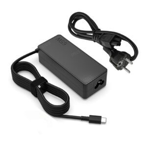 Черно универсално зарядно за лаптоп с USB-C конектор и захранващ кабел
