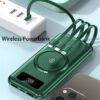 Компактно зелено зарядно устройство с безжична функция за зареждане, вградени кабели и индикатор за нивото на батерията.