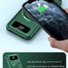Компактно зелено зарядно устройство, показващо практично безжично зареждане на мобилен телефон, оборудвано с дисплей за следене на нивото на батерията.