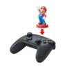 Безжично устройство за игра в сив цвят, представено с популярна игрална фигурка.