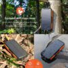 Външна батерия STELS SolarPro 16K със соларно зареждане, прикрепена към раница сред природата – идеална преносима батерия за къмпинг