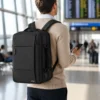 Мъж с раница за пътуване със самолет STELS TravelMate 200 пред табло на летище