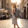 Жена с раница за пътуване STELS TravelMate 200 в сив цвят на градска улица