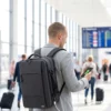 Пътник зарежда телефон от USB порта на раница за пътуване STELS на летище